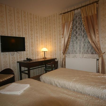 Hotel Dwór Ostoia Rymanów Habitación foto