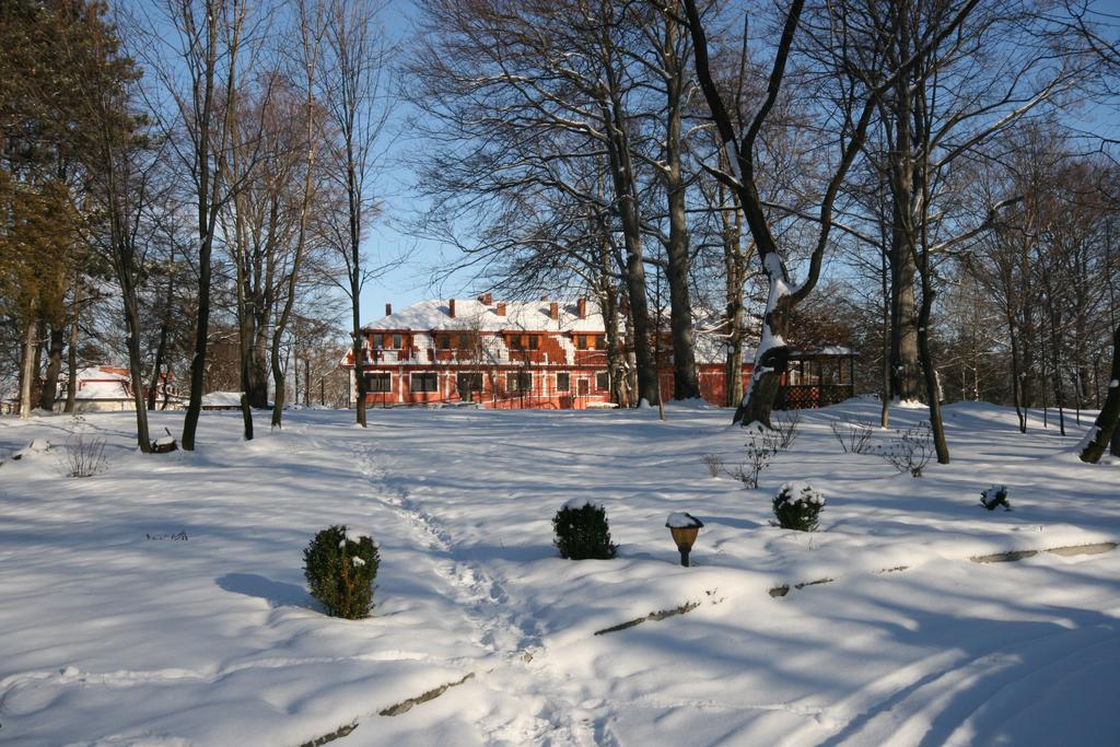 Hotel Dwór Ostoia Rymanów Exterior foto
