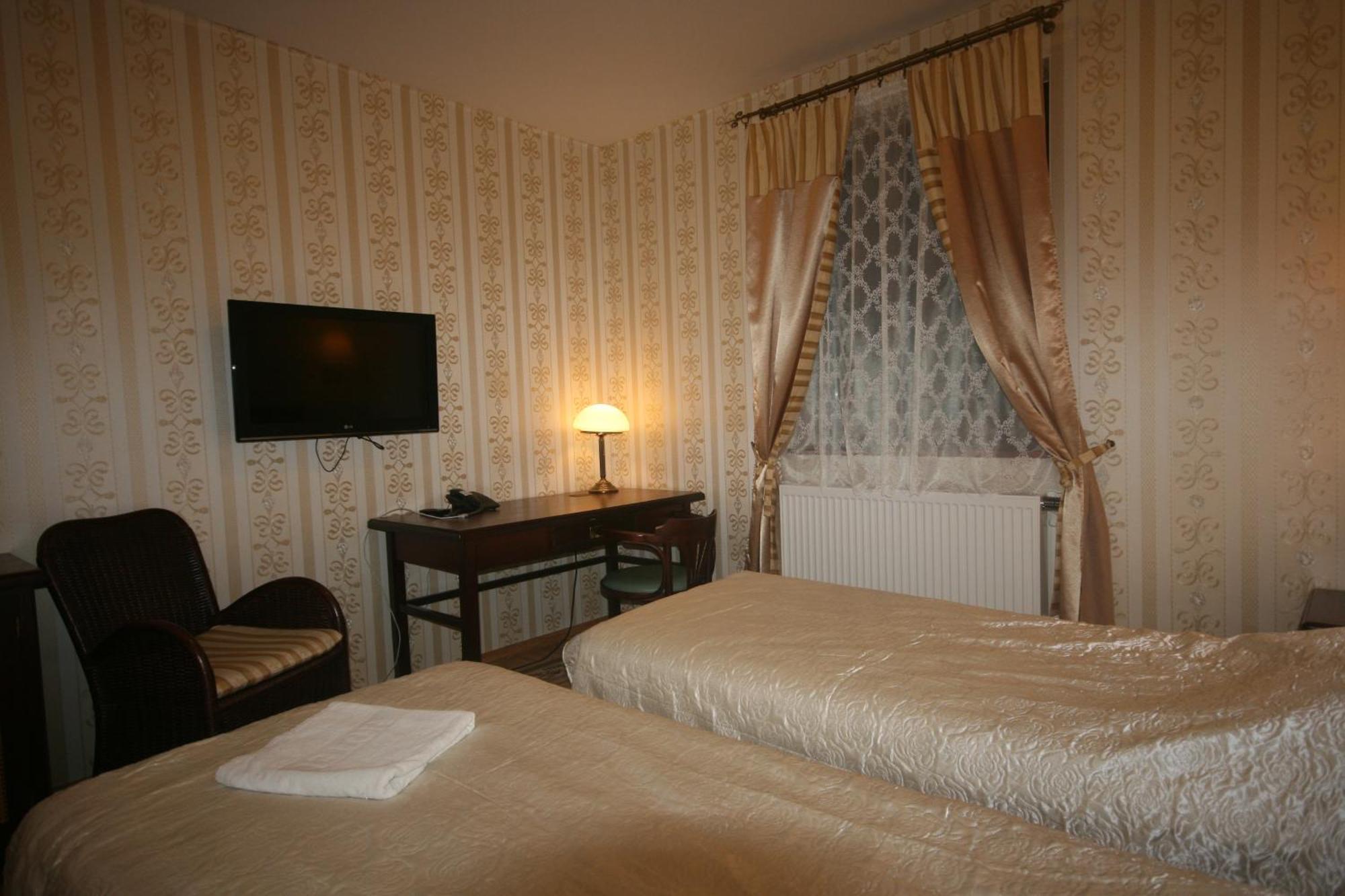 Hotel Dwór Ostoia Rymanów Habitación foto