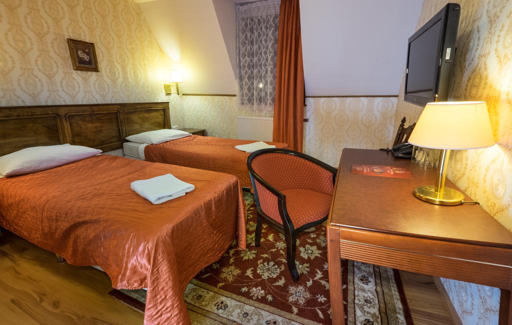 Hotel Dwór Ostoia Rymanów Exterior foto